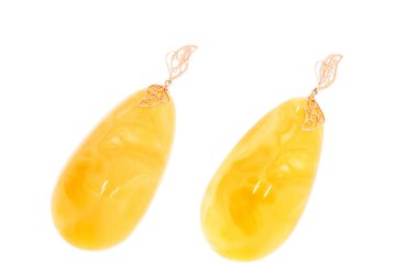 Amber mücevher kolyesi. Baltık kehribarı. İzole edilmiş resim.