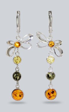 Amber mücevher küpeleri. Doğal çok renkli şeffaf Baltık kehribarı. İzole edilmiş görüntü. Klasik moda klasik mücevherleri..