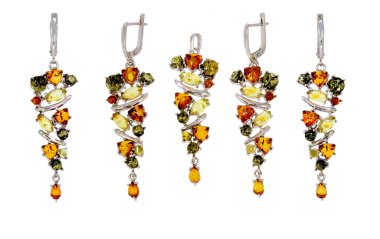 Amber mücevher küpeleri. Doğal çok renkli şeffaf Baltık kehribarı. İzole edilmiş görüntü. Klasik moda klasik mücevherleri..