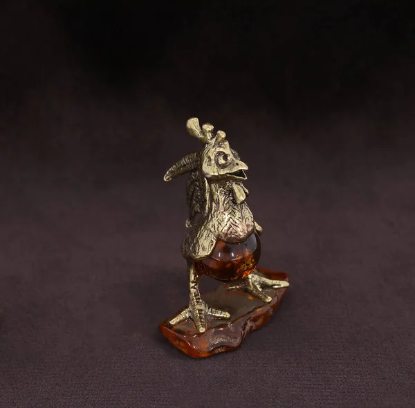 Recuerdo Ámbar Figura Miniatura Gallo Con Elementos Decorativos Ámbar — Foto de Stock