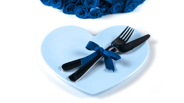 Clásico color azul de ajuste para el Día de San Valentín con hermosas rosas — Foto de Stock