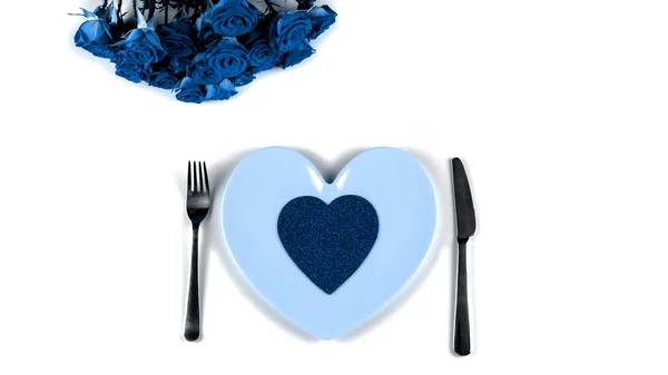 Clásico color azul de ajuste para el Día de San Valentín con hermosas rosas — Foto de Stock