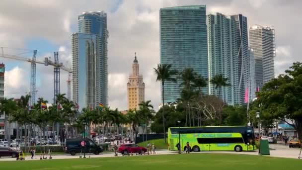 Городской пейзаж, движение в центре Майами. Торговый центр Бейсайд и Башня Свободы. Майами, США — стоковое видео