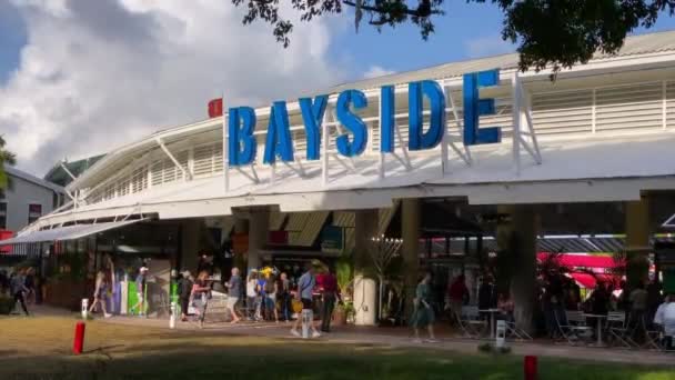 O Bayside Marketplace assina em Miami. O Bayside Marketplace é um centro comercial ao ar livre localizado no centro de Miami. Vídeo 4K — Vídeo de Stock