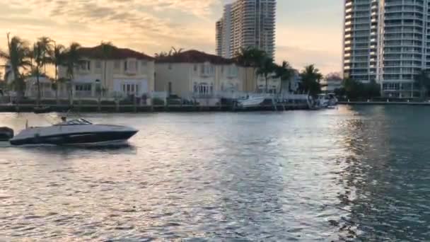 Modern Luxury Boat, yate en Miami Bay Side. Edificio de lujo sobre fondo. Miami, Islas Soleadas . — Vídeo de stock