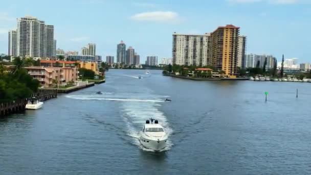 Vista aerea di barche e yacht di lusso cavalcare al lago marina, il posto migliore per godersi le vacanze a Miami, edifici di architettura moderna. Video 4k — Video Stock