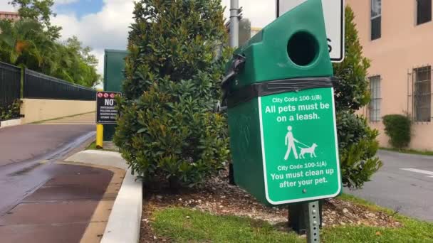 ウォーキング トレイル、Dogitpot に Dogipot スタンドが犬汚染環境にやさしいソリューションです。 — ストック動画