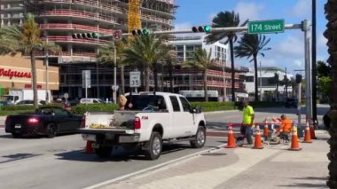 İşçiler kaldırımı onarıyor. Collins Caddesi. Miami 'de karantina. 