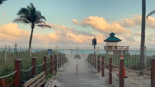 弗罗里达州桑尼群岛海滩的沙滩因科维德19号珊瑚礁而关闭了栅栏 科罗纳韦病毒的爆发美亚美检疫 美国佛罗里达州 — 图库视频影像