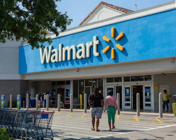 Emberek a Walmart áruház közelében. A Walmart a világ harmadik legnagyobb állami vállalata, amely áruházláncokat üzemeltet. Koronavírus idő. Stock Kép