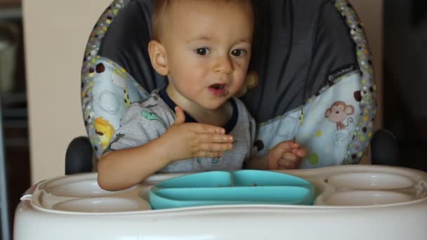 Niño lindo bebé comiendo brócoli con el método BLW, bebé llevó el destete. Feliz chico vegetariano comiendo. Chico comer a sí mismo, autoalimentación . — Vídeos de Stock