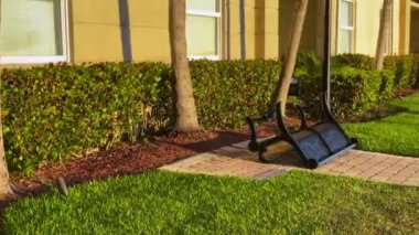  Coronavirus Salgını nedeniyle Apartman Yönetimi Rekreasyon Bölgelerinde ters sıralar. Miami, Florida, ABD 'de Coronavirus salgını. 
