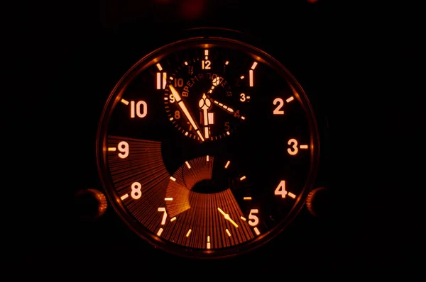 Uhr Chronometer Dunkler Hintergrund Phosphoreszenz — Stockfoto