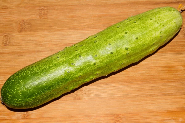 Pepino en una tabla de cortar — Foto de Stock