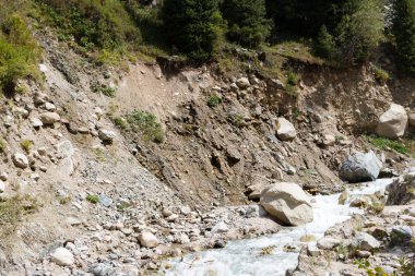 dik bankalar ile dağ nehri