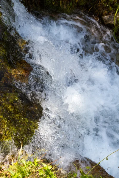 Wasserfall im Bach — Stockfoto