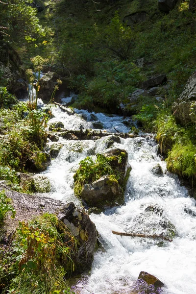Cascada en el río — Foto de Stock