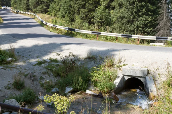 Tubería de agua debajo de la carretera Imágenes De Stock Sin Royalties Gratis