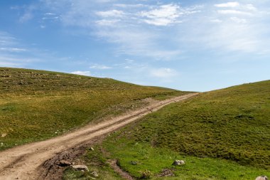 Kazakistan dağlarda kırsal yol
