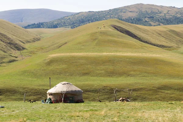 Yourte dans les montagnes de Trans-Ili Alatau — Photo