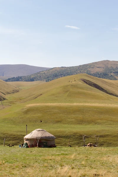 Yourte dans les montagnes de Trans-Ili Alatau — Photo