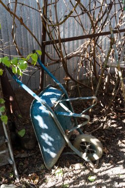 Bahçe arabası dikey olarak duran