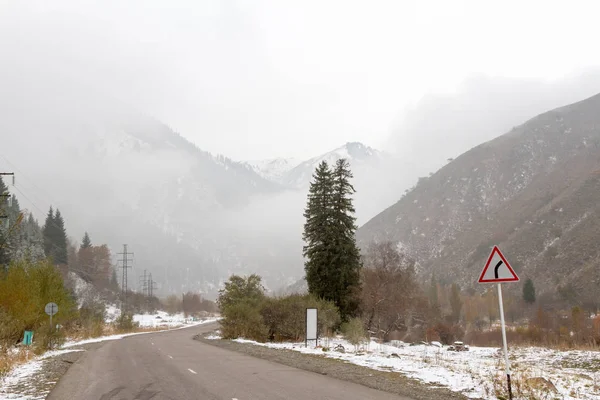 Sis Ile Alatau dağ yolu üzerinde — Stok fotoğraf