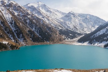 Göl Trans-Ili Alatau Dağları