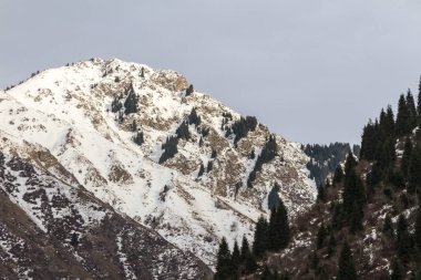 İlk kar dağ tepe üzerinde