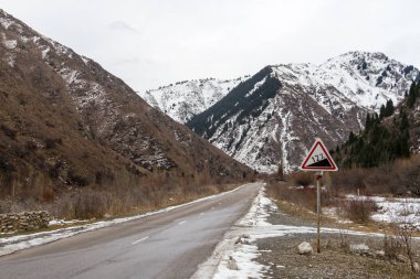 yol işareti dik tırmanış