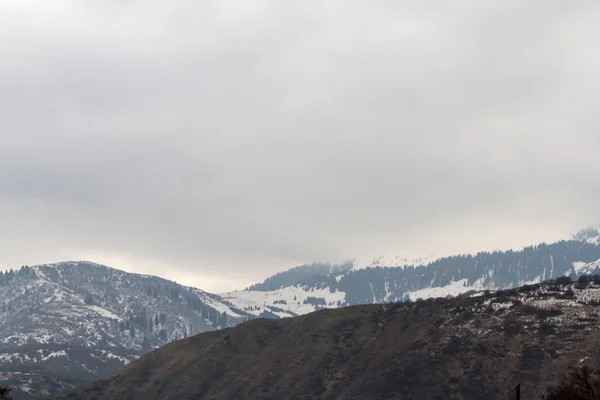 Montanhas de neve e o topo — Fotografia de Stock