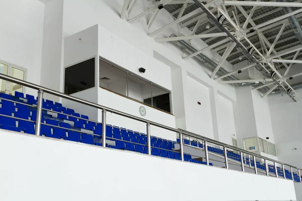 Lege tribunes fans met plastic stoelen en een cabine commentato — Stockfoto