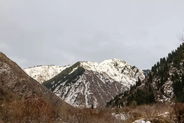 Śnieg spadł w górach — Zdjęcie stockowe