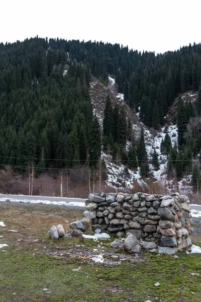 Dağlar taşlar çöpe — Stok fotoğraf