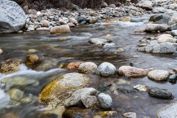 Rivière parmi les pierres — Photo