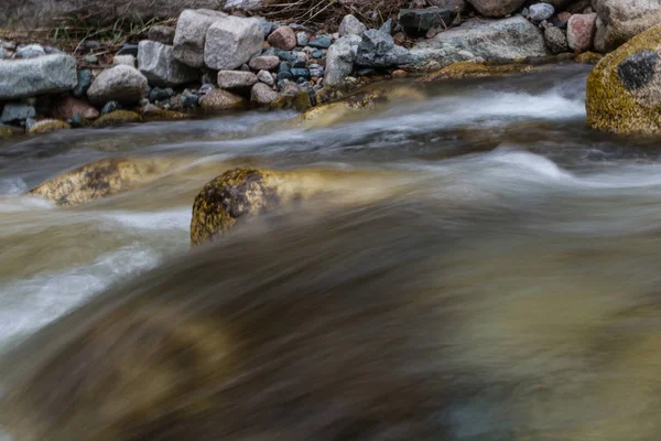Le mouvement du débit de la rivière — Photo