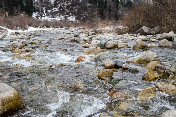 Eau propre dans la rivière — Photo
