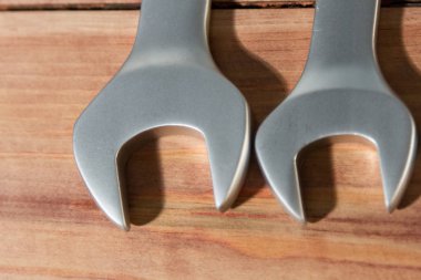 Ahşap yüzeydeki anahtarlar