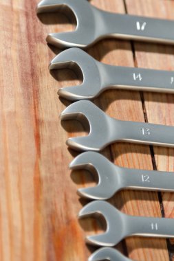 ahşap paneldeki anahtarlar seti