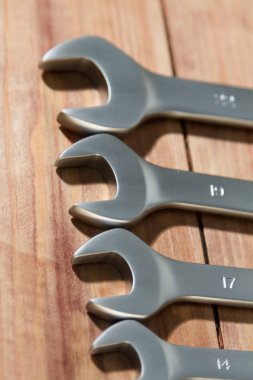 bir masada anahtarlar seti