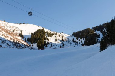 gölgeli yan yolda Kayak