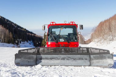 Kazakistan dağlarda kırmızı snowcat
