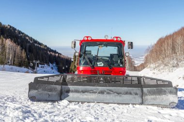 Kayak pistleri üzerinde kırmızı snowcat