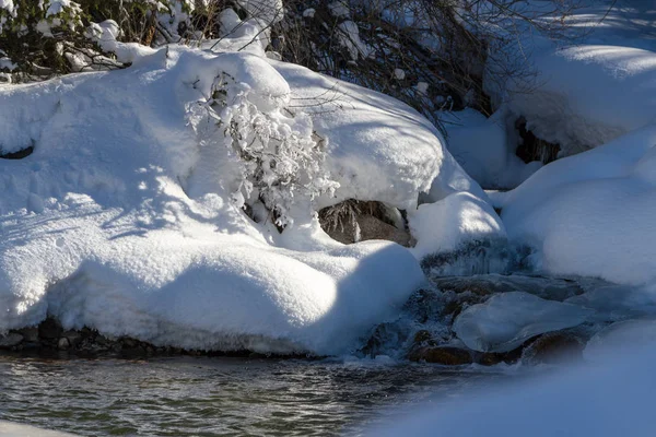 Piękny górski potok zimą — Zdjęcie stockowe