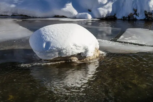 Mit Schneekappe Stein — Stockfoto