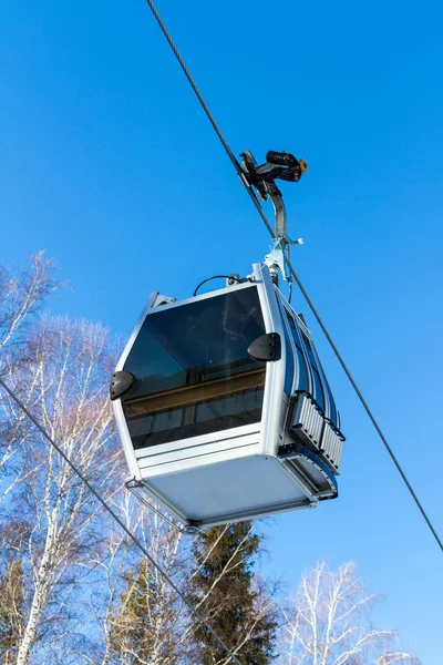 Leere Kabinenbahn im Skigebiet — Stockfoto