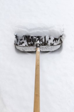 Kürek siyah kar beyaz kar üzerinde