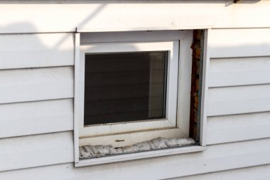 Plastik siding penceresinde