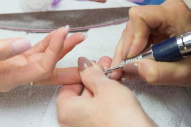 tırnak salonda çalışmak