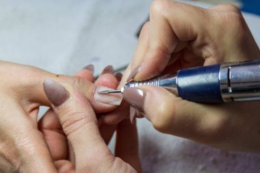 Çivi manikürcü ile çalışmak